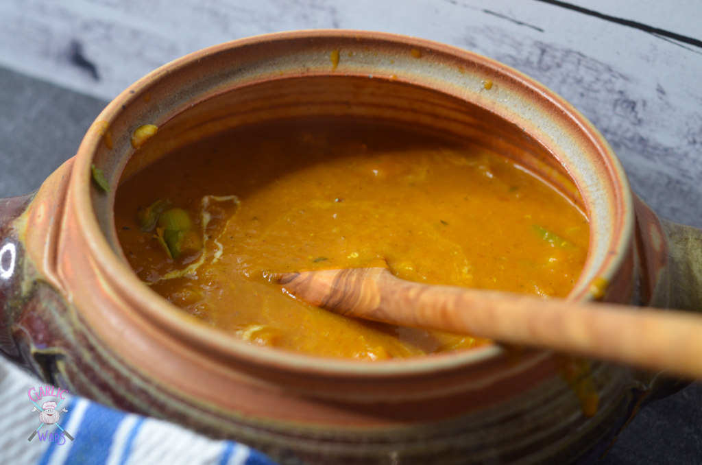 mulligatawny soup in pot