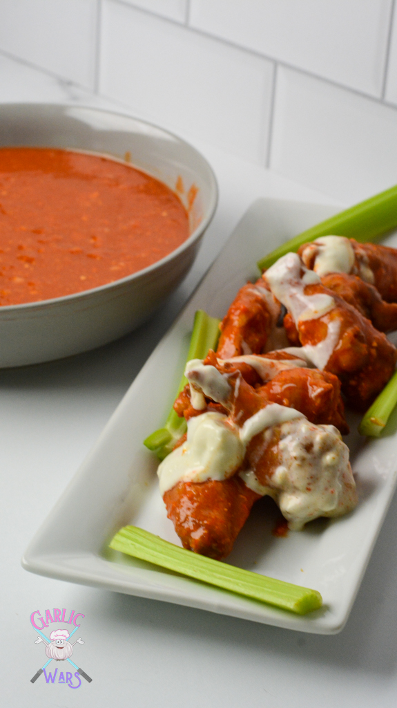 buffalo chicken wings with blue cheese sauce